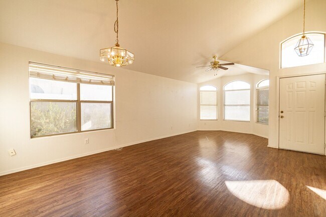 Foto del edificio - * COMING SOON * Nice spacious 3 bedroom, 2 bath home in FABULOUS EAST MESA NEIGHBORHOOD!