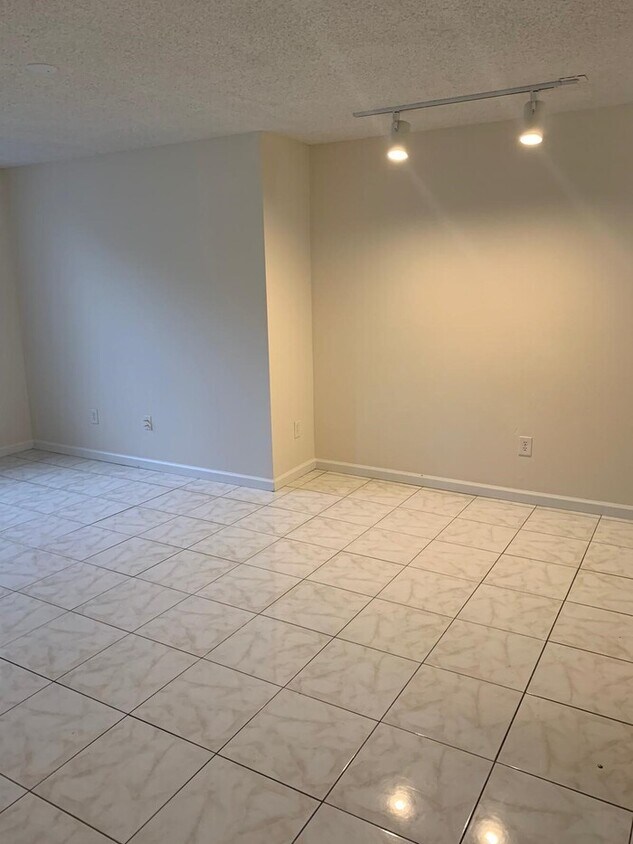 Building Photo - Stunning 2/1 with tranquil lake views