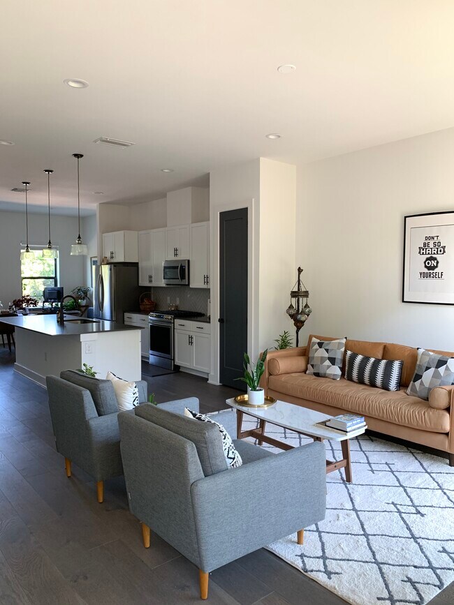 Living room/kitchen - 3700 Clawson Rd