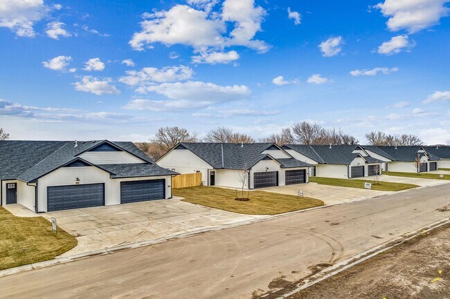 Building Photo - Gorgeous Town Home with fenced yard $1395 ...