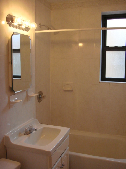 Foto del edificio - 330 W 55th St