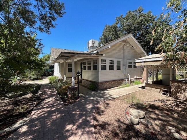Building Photo - 2503 N Demaree St
