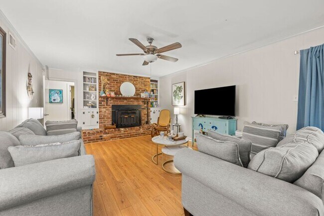 Foto del edificio - Corner lot, all-brick ranch-style home in ...
