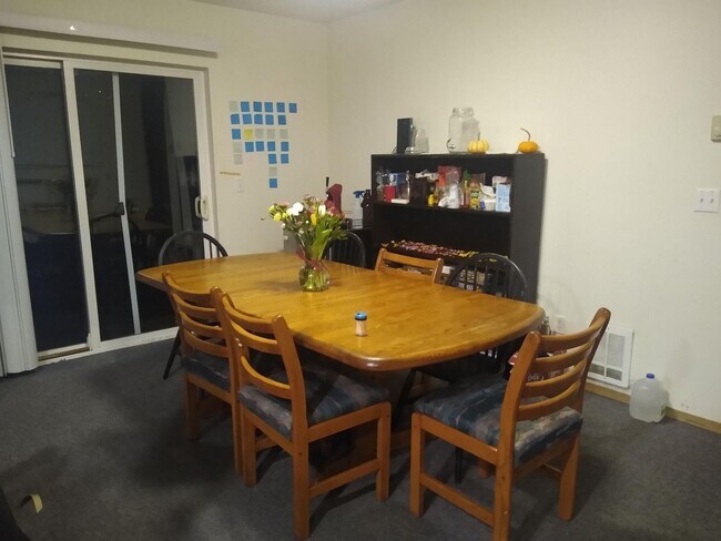 Foto del edificio - Preleasing, 4 Bedroom Townhouse Just Minutes from WWU with Yard and Deck!