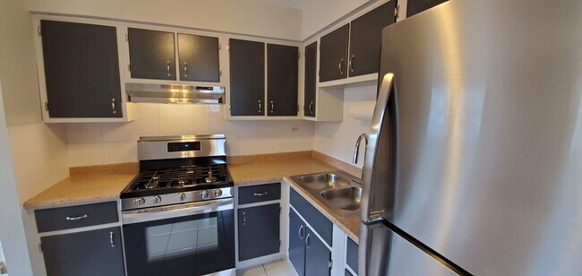 Foto del edificio - 7019 W Irving Park Rd