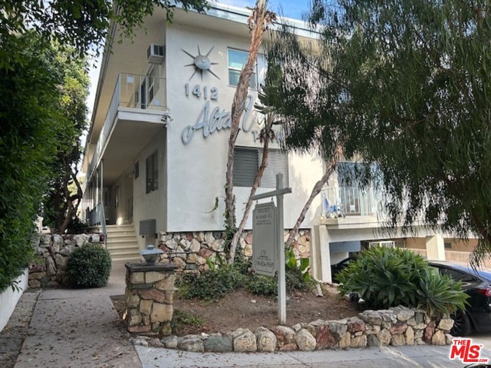 Primary Photo - 1412 Barry Ave