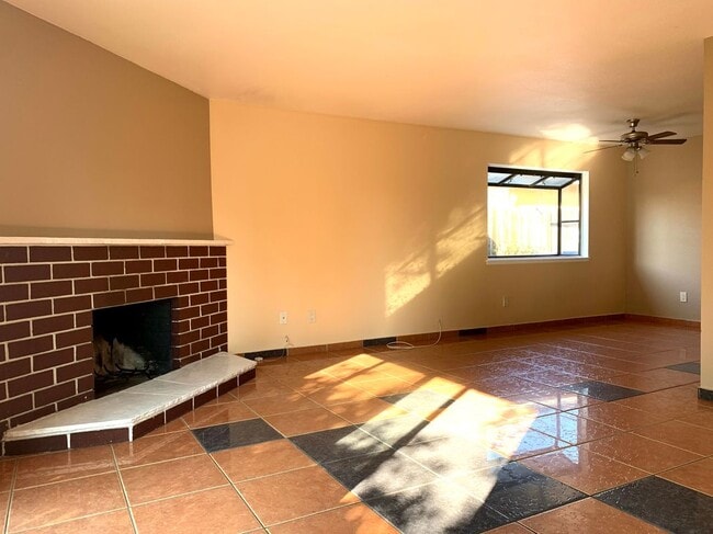 Building Photo - 4917 Roja Dr