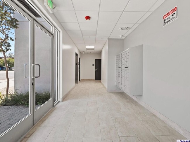 Building Photo - 12147 W Magnolia Blvd