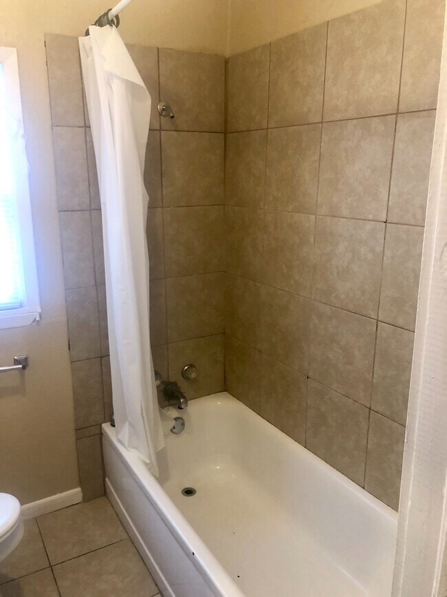 Foto del edificio - Two bedroom One Bathroom Single-family home