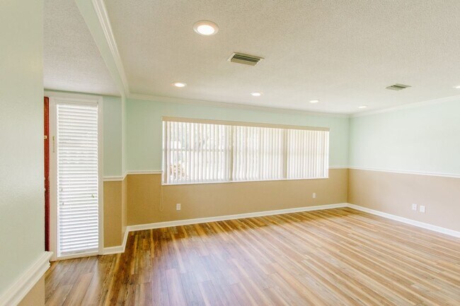 Building Photo - 3 bed 2 bath SFH Oakhurst Acres