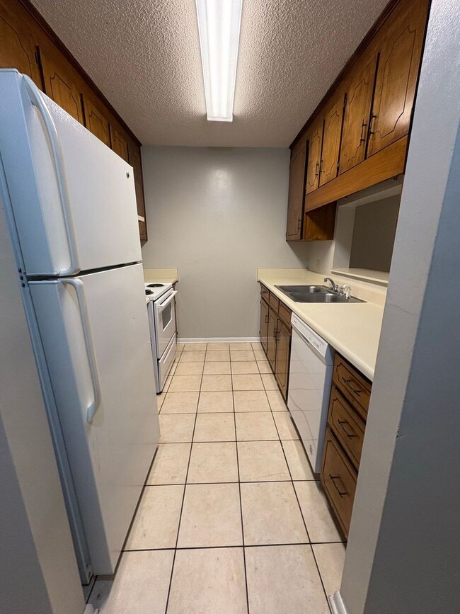 Building Photo - 214 Candlebrook Dr