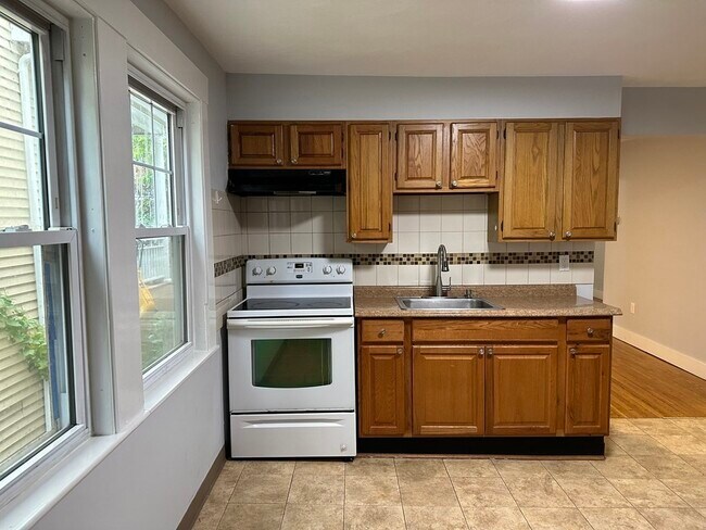 Building Photo - 18 Symmes St