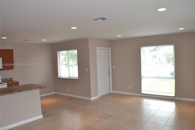 Foto del edificio - 833 SW 14th St