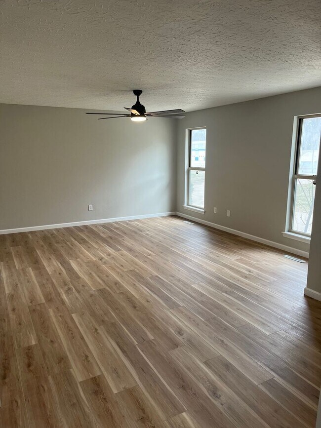 Building Photo - 3 Bed, 1 Bath Home with Attached Garage