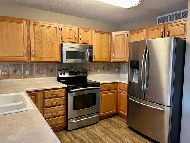 Building Photo - **AVAILABLE SOON**Beautiful 3 bed townhome off 84th & Holdrege