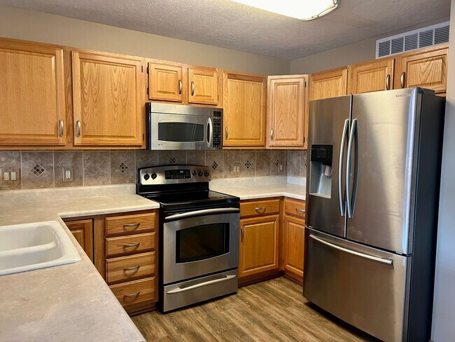Foto del edificio - **AVAILABLE SOON**Beautiful 3 bed townhome off 84th & Holdrege