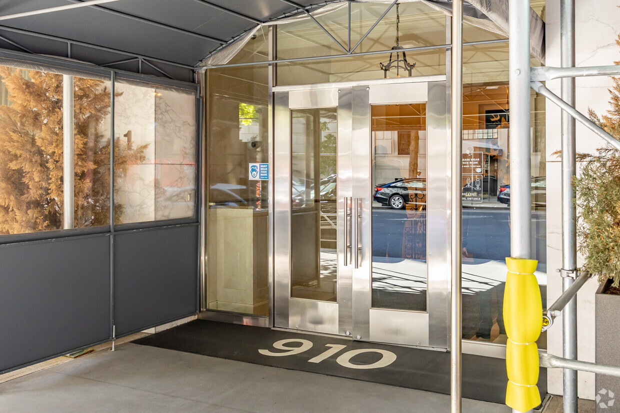 Entrance - 910 5th Ave