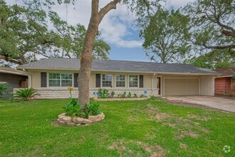 Building Photo - 8045 Ridgeview Dr