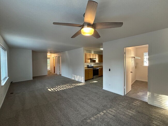 Foto del edificio - 1073 NE Hidden Valley Dr