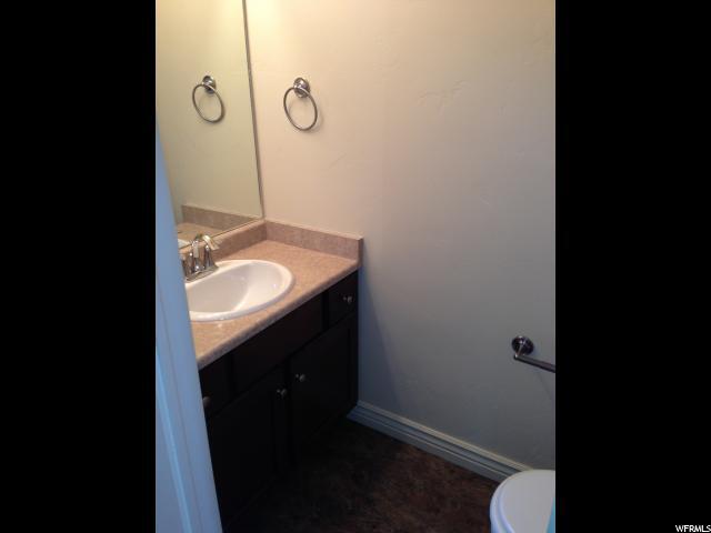 Medio baño en la planta baja - 468 N 2650 W