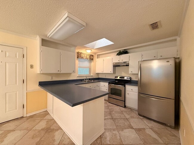 Building Photo - RENT REDUCTION - AVAILABLE NOW!