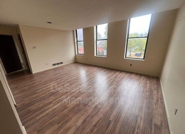Foto del edificio - 570 Miller Ave