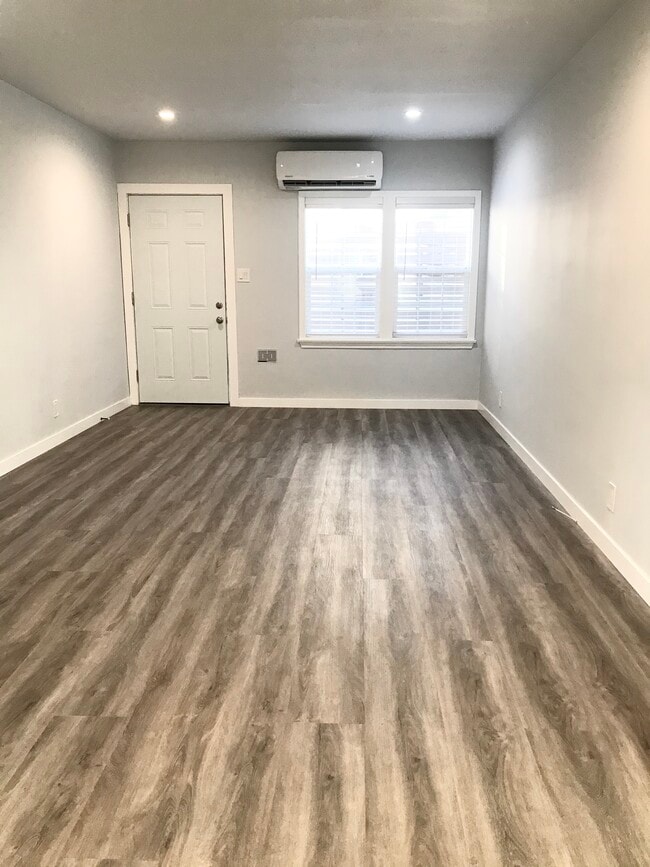 Building Photo - 5962 Overhill Dr