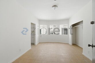 Building Photo - Unit 4