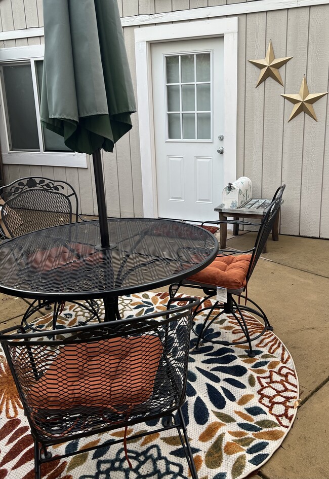 Private patio w table, chairs, umbrella - 1043 W Holly Dr