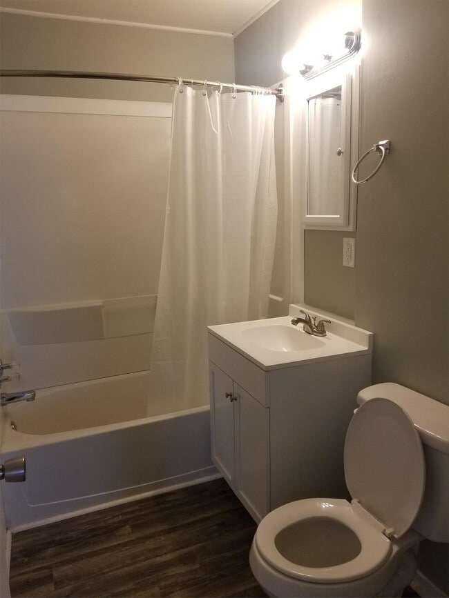 Building Photo - 1212 N Yale Ave