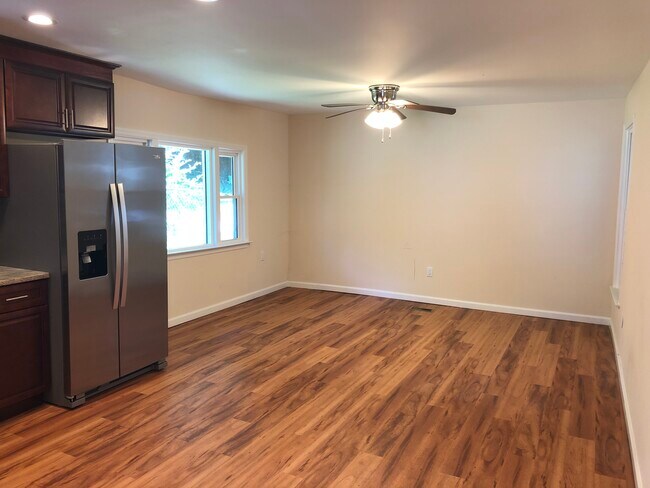 Cocina/sala de estar/comedor de concepto abierto - 33 Wells Ave