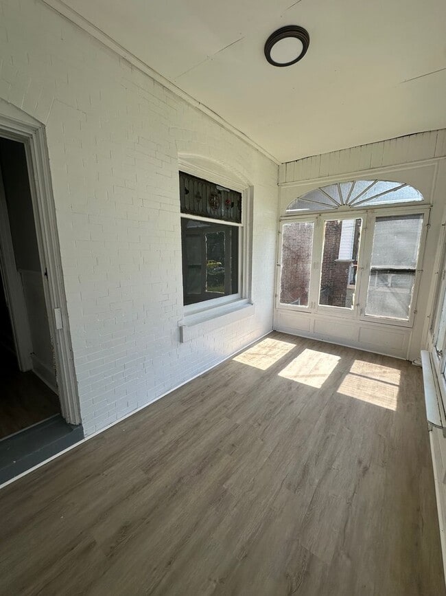Building Photo - LARGE 4 Bed, 1.5 Bath ready for rent!