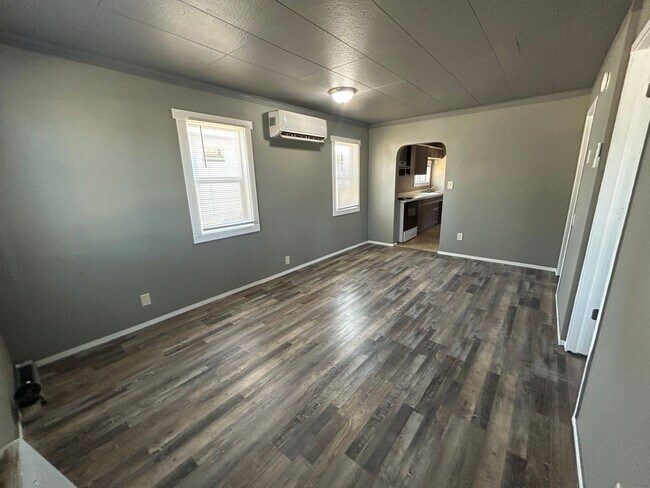 Building Photo - 3 bedroom house close to shopping.