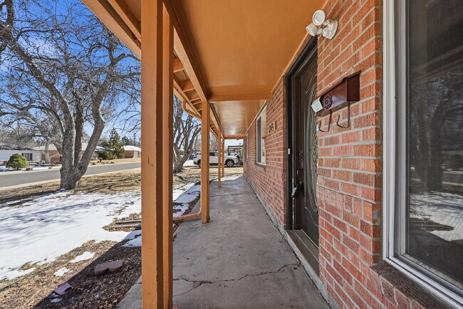 Foto del edificio - $2,295.95, $300 off the first month's rent, 3 Beds - 2 Bath, Single Family Home in Aurora with Ga...