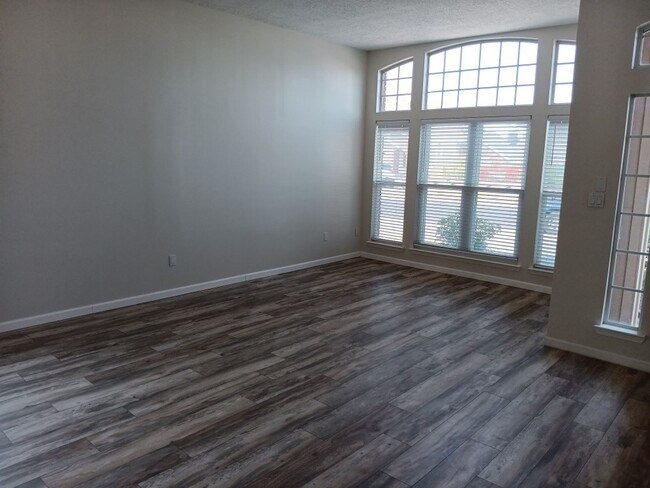 Foto del edificio - Spacious 4-bedroom, 2-bathroom home! Comin...