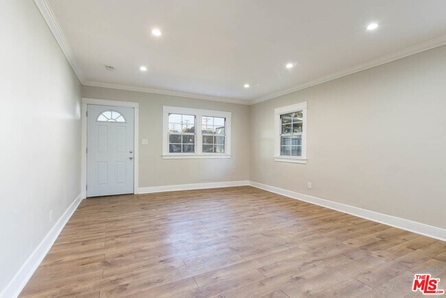 Living - 408 W Garfield Ave