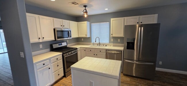 Building Photo - Beautifully kept 3 bedroom 2 bath single family home near the Centennial Hills area.