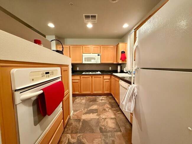 Building Photo - 2/BD 2/BD Fully Furnished Condo with Upgra...