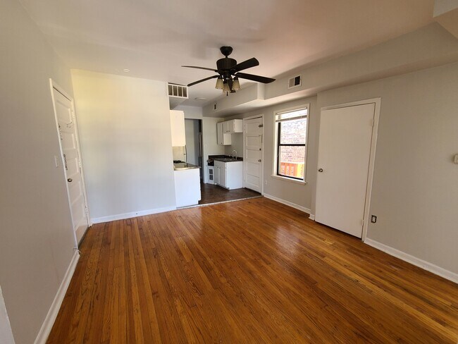 Foto del edificio - 1403 W Diversey Pkwy