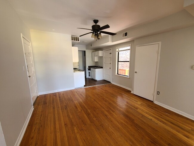 Building Photo - 1403 W Diversey Pkwy
