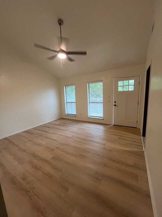 Foto del edificio - 919 W Tyler Ave