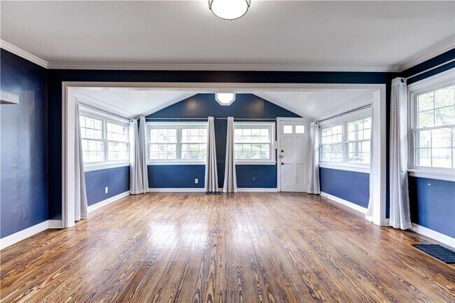 Building Photo - 632 E 61st St