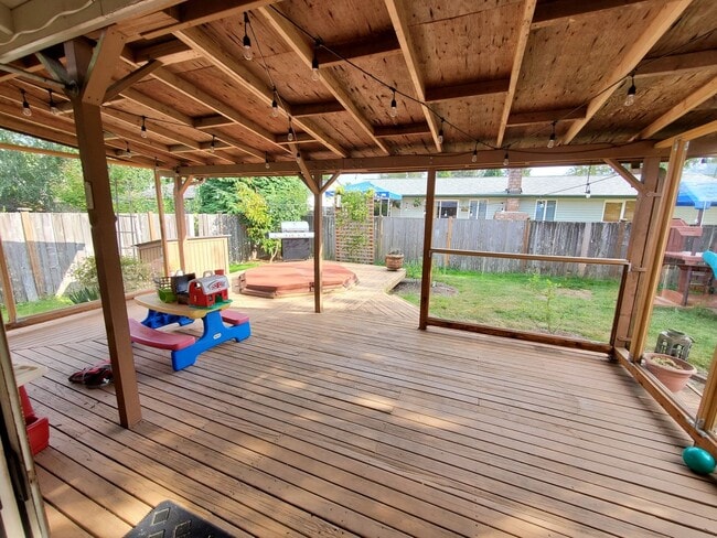 Building Photo - 3 Bedroom Rambler with fenced yard on a Cu...