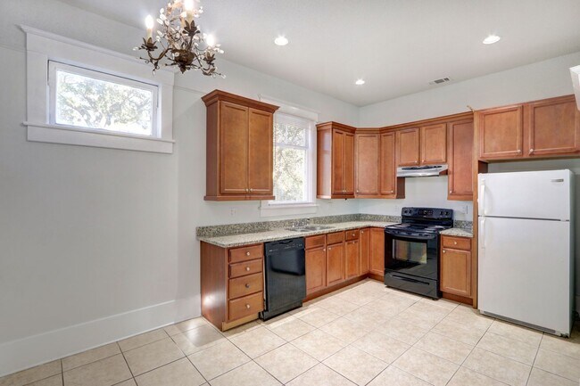 Building Photo - Three bedroom, two bathroom Apartment - Close to Starland