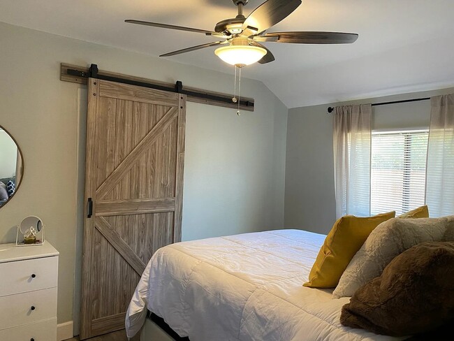 Building Photo - 582 E Kingsley Ave