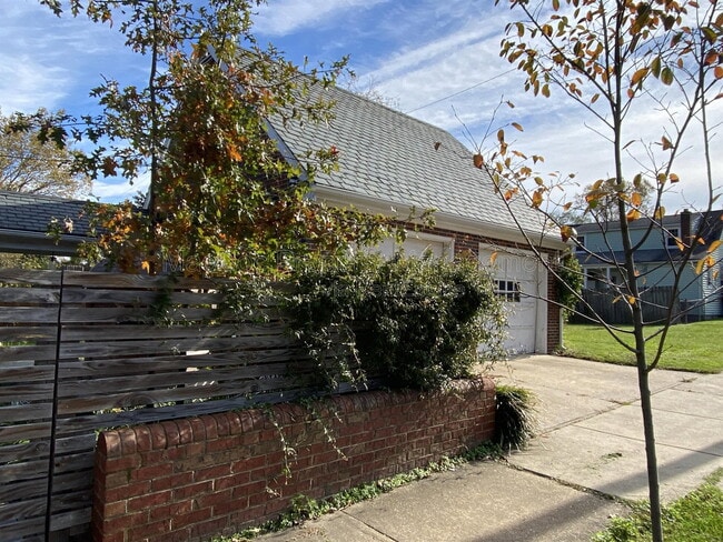 Foto del edificio - 916 Sylvania Ave