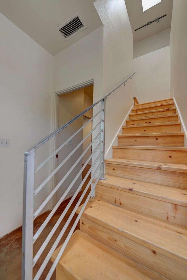 Building Photo - 1020 6th St NW