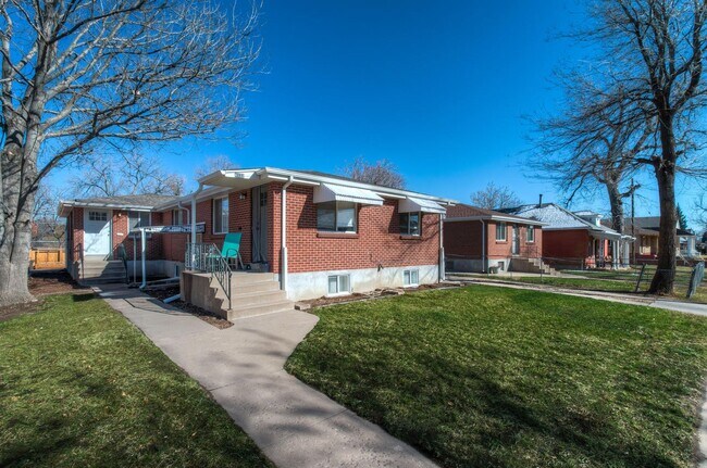 Foto del edificio - Roomy Sunnyside Duplex with Finished Basement in a Prime Location