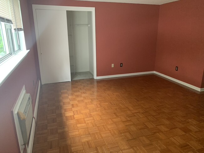 Master Bedroom w/2 closets - 58 Sheri Ln