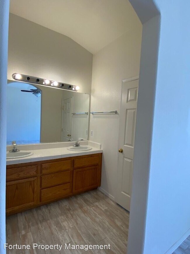 Building Photo - 4 br, 2 bath House - 5537 W. Sunnyside Ct.